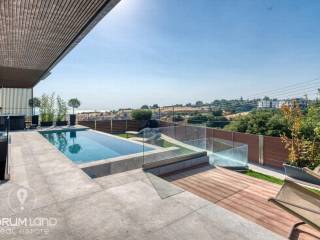 Forumland Real Estate, Πισίνα