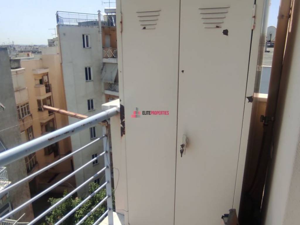 ΜΠΑΛΚΟΝΙ ΟΠΙΣΘΙΟ , ΜΕΤΑΛΛΙΚΗ ΝΤΟΥΛΑΠΑ ΜΕ ΘΕΣΗ ΓΙΑ ΠΛΥΝΤΗΡΙΟ