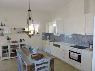 Πλήρως εξοπλισμένη μοντέρνα κουζίνα