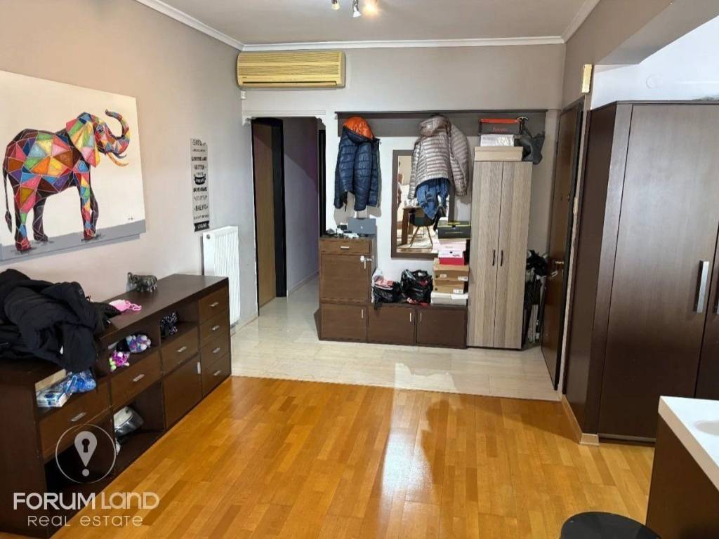 Forumland Real Estate, Χωλ