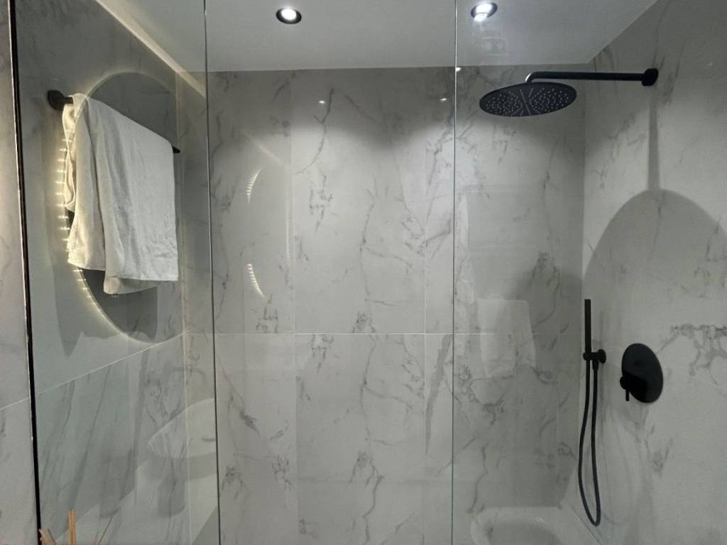 Ypnodomatio me En-suite Mpanio kai Bestiario