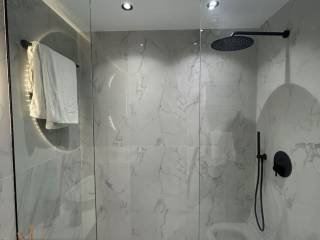 Ypnodomatio me En-suite Mpanio kai Bestiario