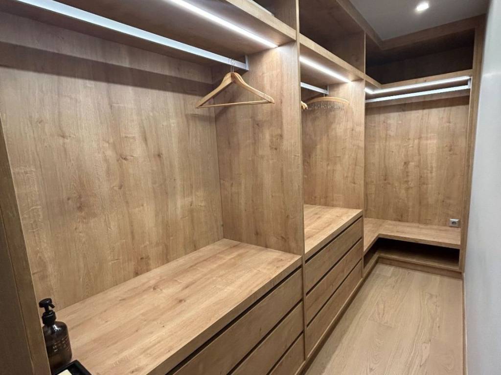 Ypnodomatio me En-suite Mpanio kai Bestiario