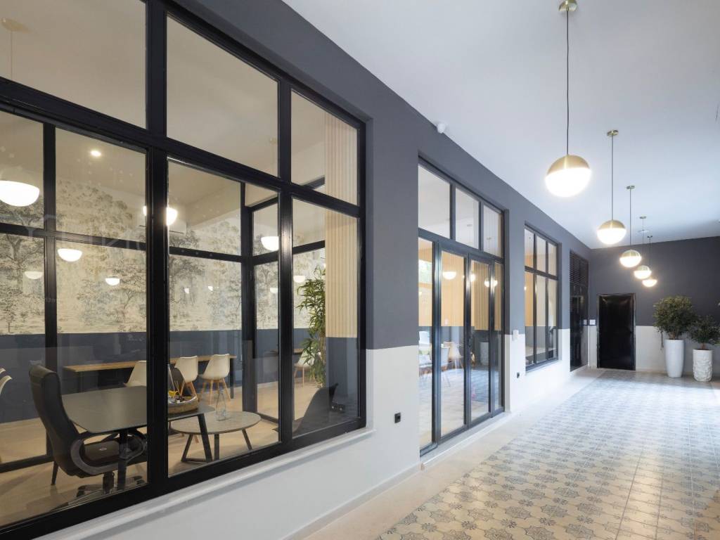 E photeine stoa toy ktirioy, me te bibliotheke sta aristera.