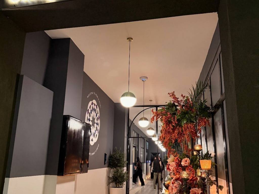 E kentrike eisodos toy ktirioy.