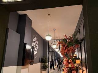 E kentrike eisodos toy ktirioy.