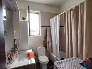 Το μπάνιο έχει φυσικό φωτισμό.