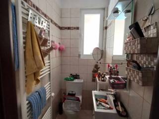 ο χώρος του wc με φυσικό φωτισμό.