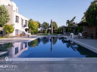 Forumland Real Estate, Pisina