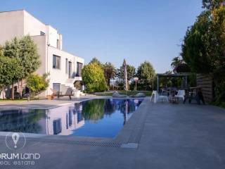 Forumland Real Estate, Pisina