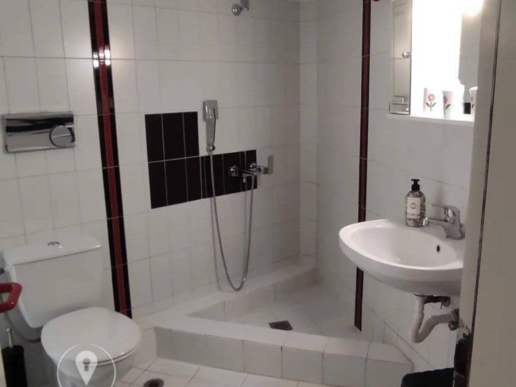 Forumland Real Estate, Μπάνιο