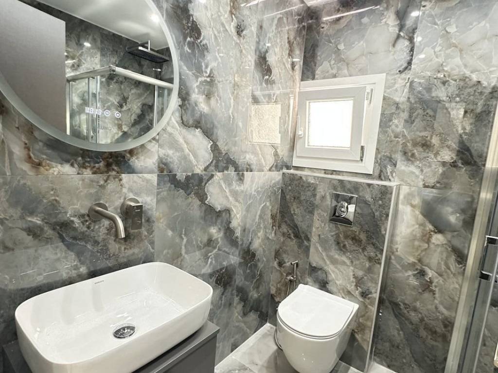 Forumland Real Estate, Μπάνιο