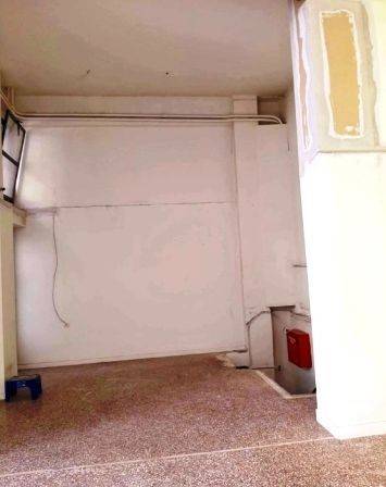 Ανετη εσωτερική σκάλα ενώνει το ισόγειο με το υπόγειο