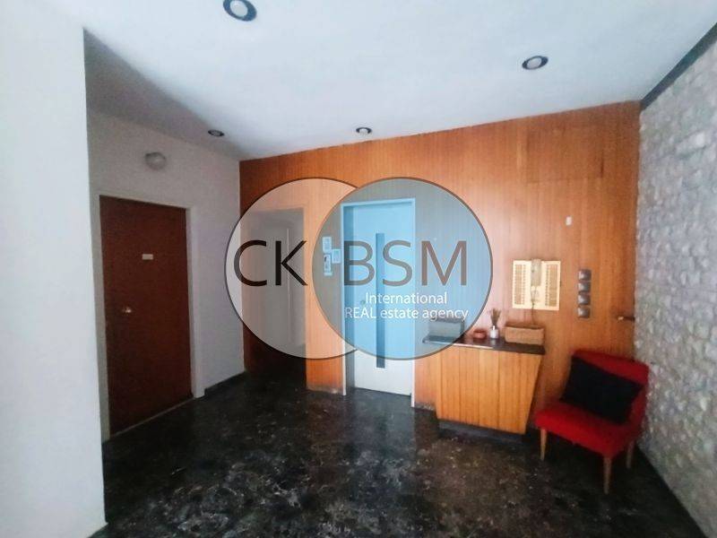 Είσοδος πολυκατοικίας / Building entryway