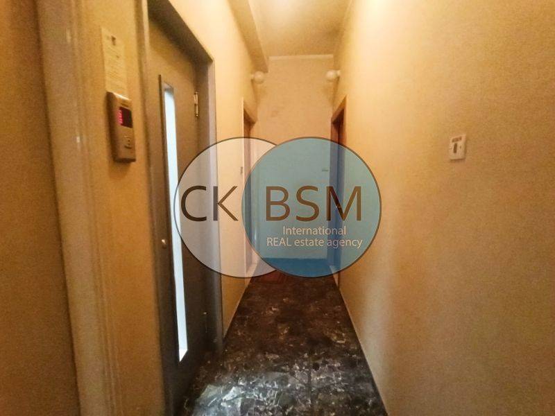 Διάδρομος ορόφου διαμερίσματος / Hallway outside the apartme