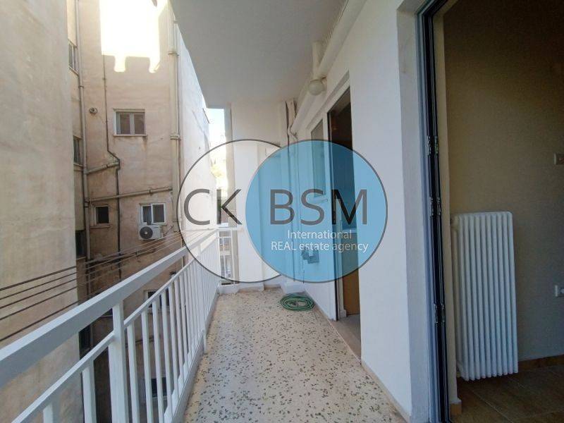 Μπαλκόνι σε ακάλυπτο - δωμάτιο και κουζίνα / Kitchen and bed