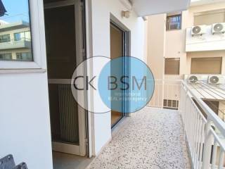 Μπαλκόνι σε ακάλυπτο - δωμάτιο και κουζίνα / Kitchen and bed