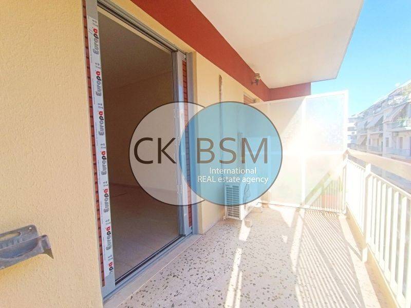 Μπαλκόνι σε πρόσοψη  - σαλόνι και υπνοδωμάτιο / Living room 