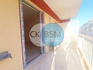 Μπαλκόνι σε πρόσοψη  - σαλόνι και υπνοδωμάτιο / Living room 