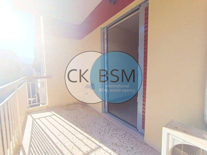 Μπαλκόνι σε πρόσοψη  - σαλόνι και υπνοδωμάτιο / Living room 