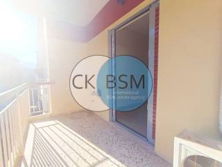 Μπαλκόνι σε πρόσοψη  - σαλόνι και υπνοδωμάτιο / Living room 