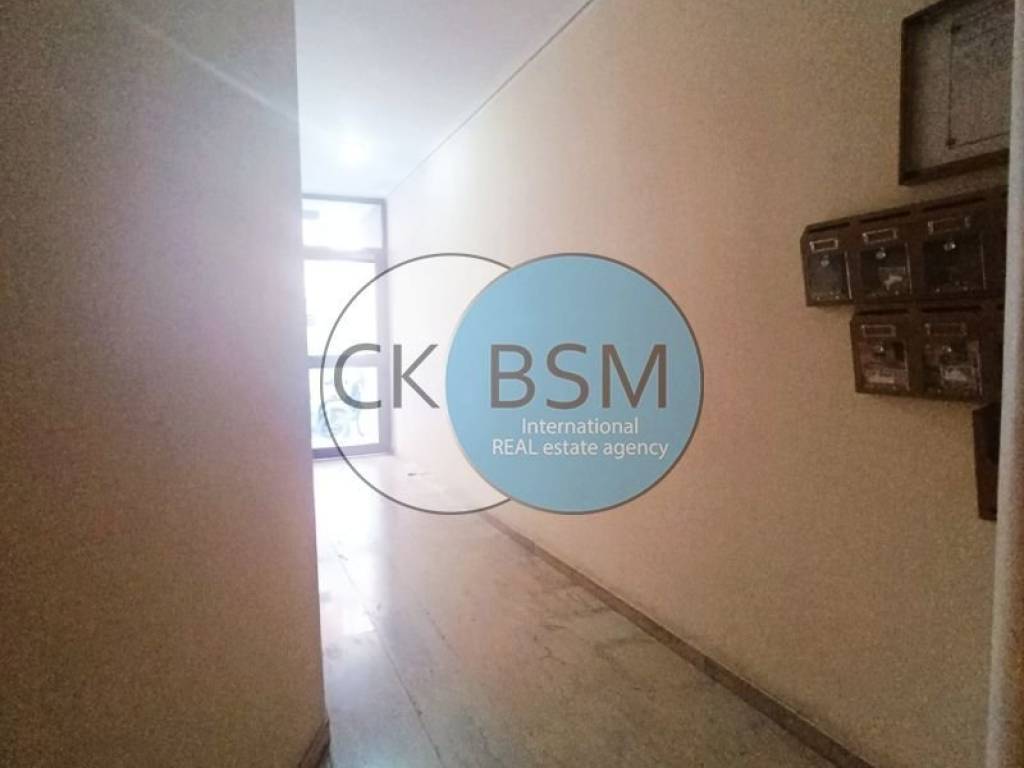 Είσοδος κτιρίου / Building entrance