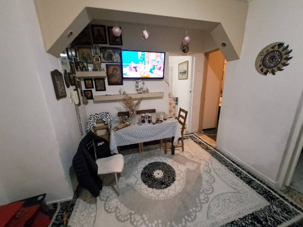 ΣΑΛΟΝΙ ΣΤΗΝ ΜΕΣΗ ΤΟΥ ΔΙΑΜ/ΤΟΣ