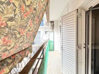 μπαλκόνι μεγάλο βλεπουν και τα 2 δωμάτια