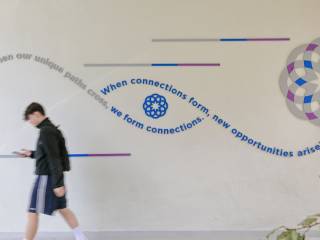 Leptomereies poy anadeiknyoyn ton charaktera toy ktirioy.