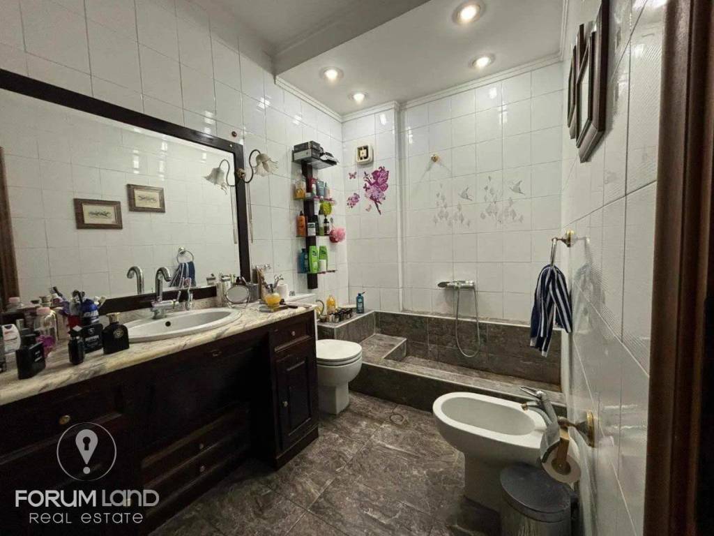 Forumland Real Estate, Μπάνιο