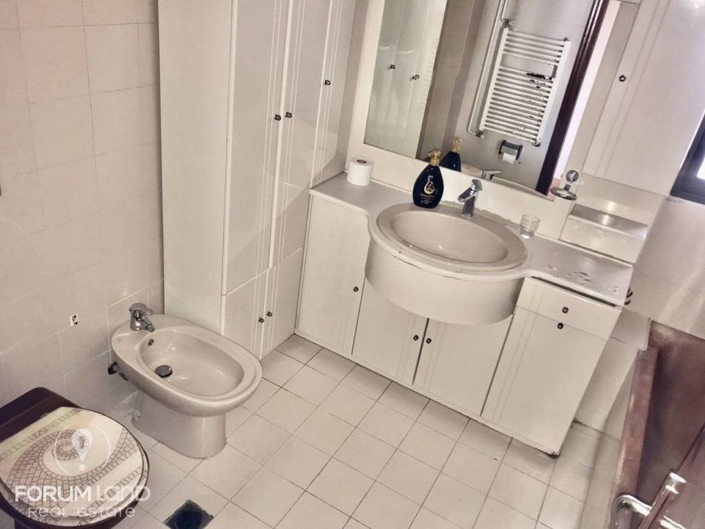 Forumland Real Estate, Μπάνιο