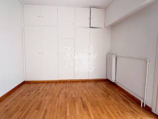 Ypnodomatio me entoichismenes ntoylapes kai xylino dapedo.