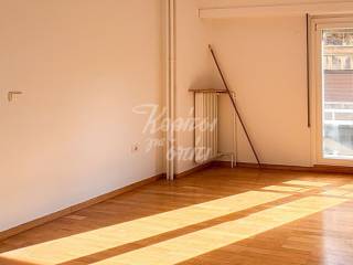 PHoteino domatio me xylino dapedo kai exodo se mpalkoni.