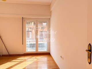 Ypnodomatio me physiko phos kai prosbase se mpalkoni.