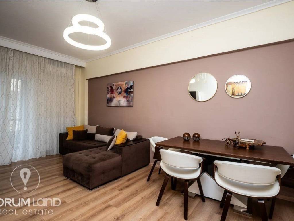 Forumland Real Estate, Σαλόνι