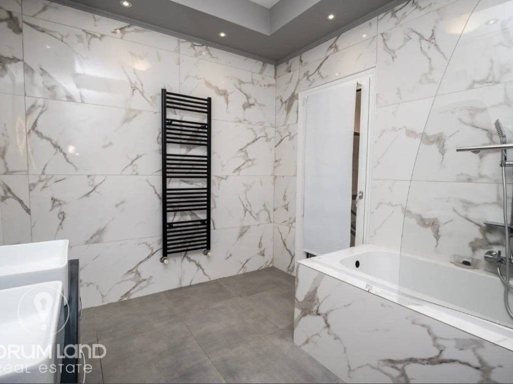 Forumland Real Estate, Μπάνιο με μπανιέρα