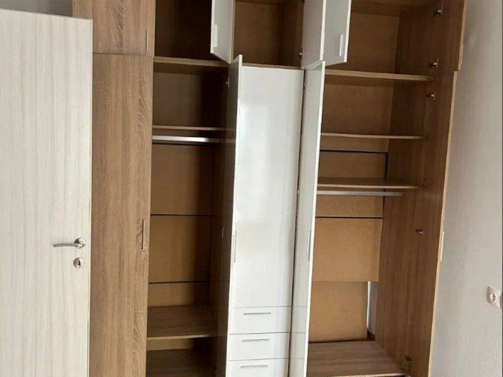 Forumland Real Estate, Ντουλάπα