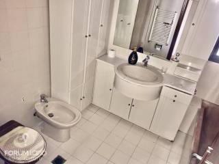Forumland Real Estate, Μπάνιο
