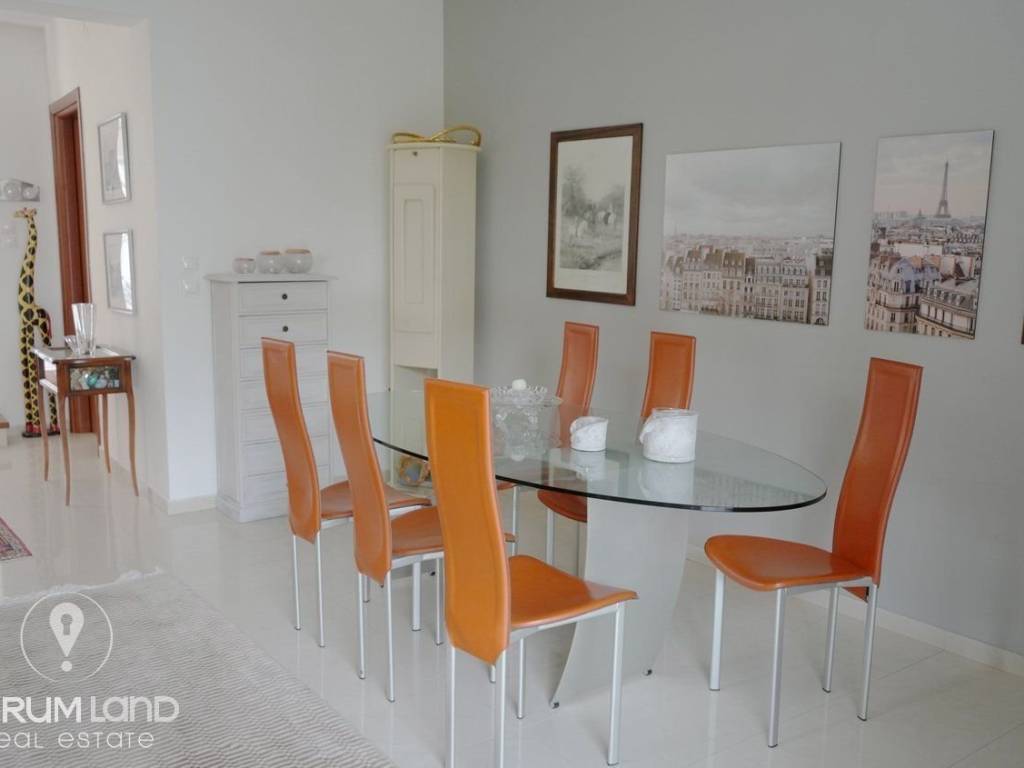 Forumland Real Estate, Τραπεζαρία