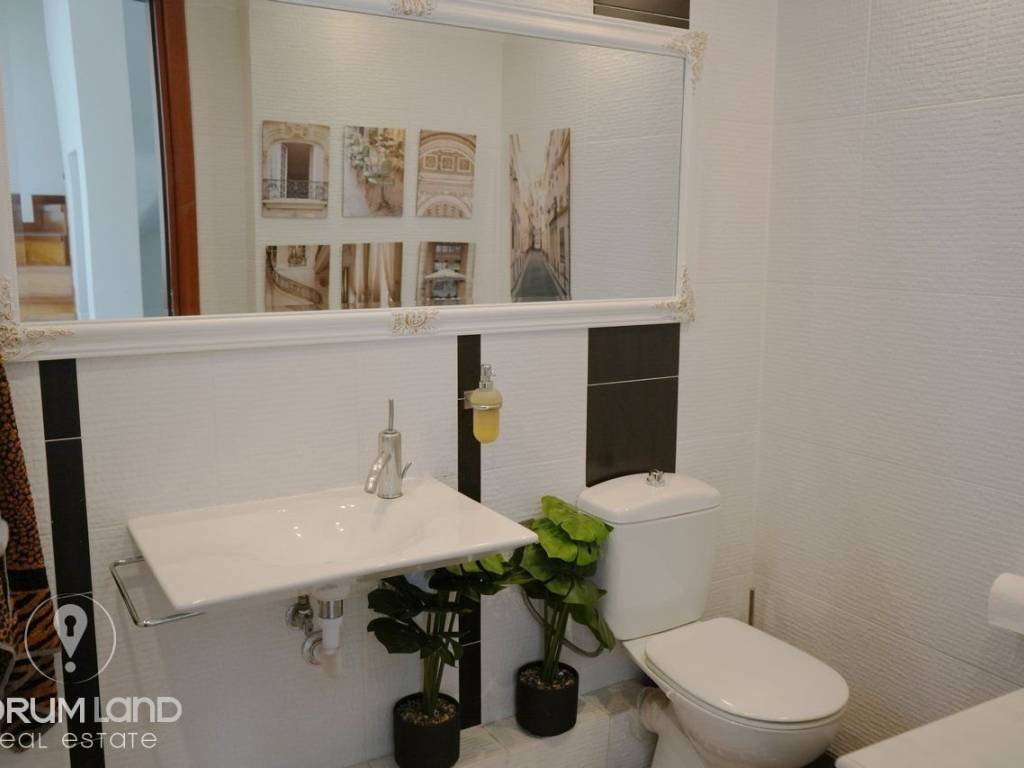 Forumland Real Estate, Μπάνιο