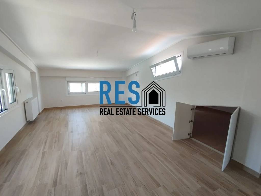 σοφίτα και δεξιά αποθηκευτικός χώρος