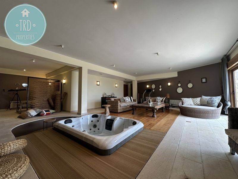 Σαλόνι με τζακούζι