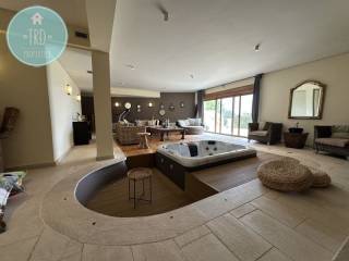 Σαλόνι με τζακούζι