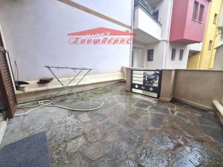 ΠΟΛΥ ΦΩΤΕΙΝΟ ΜΕ ΔΙΚΗ ΤΟΥ ΚΛΕΙΣΤΗ ΑΥΛΗ ΚΑΙ ΜΙΚΡΟ ΜΠΑΛΚΟΝΙ