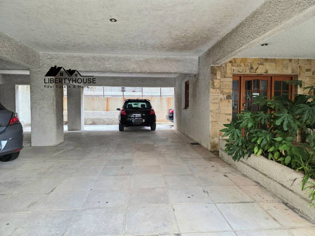 Eisodos ktirioy &amp; parkingk