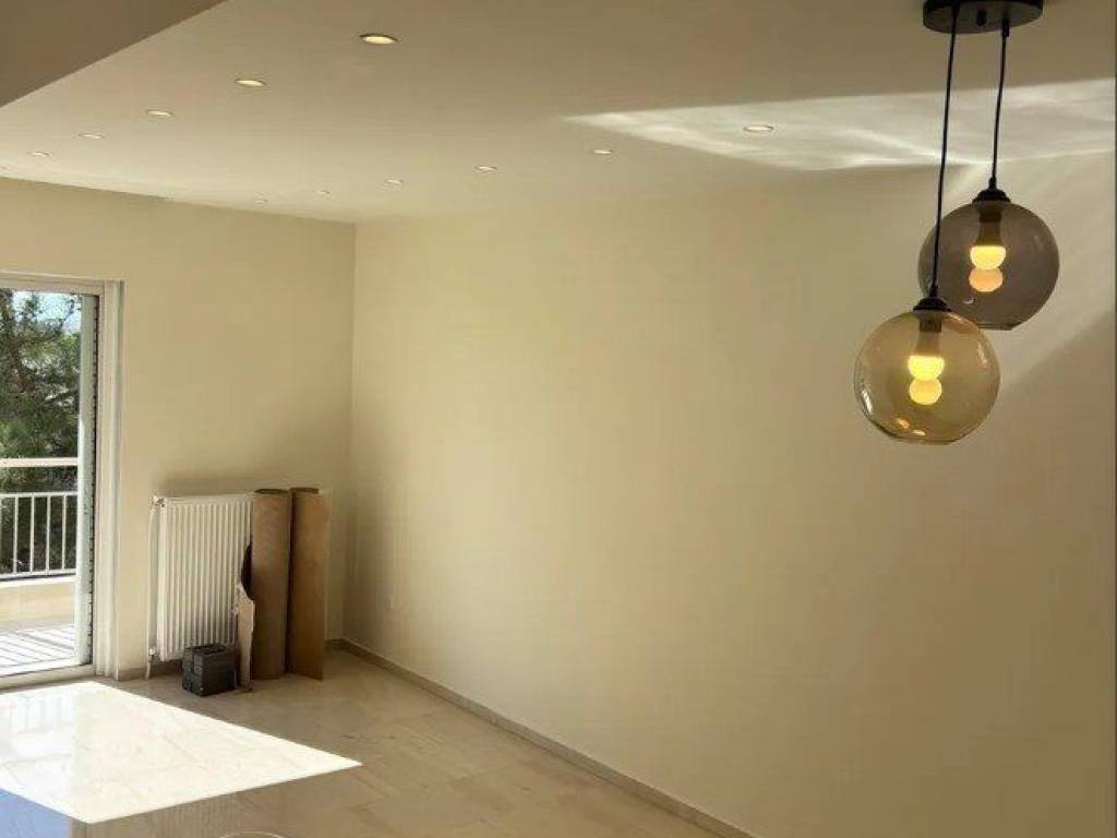 Forumland Real Estate, Σαλόνι