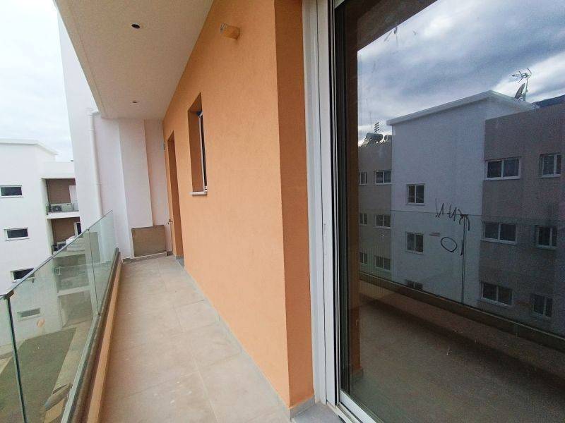 Μπαλκόνι ακαλύπτου / Rear Balcony