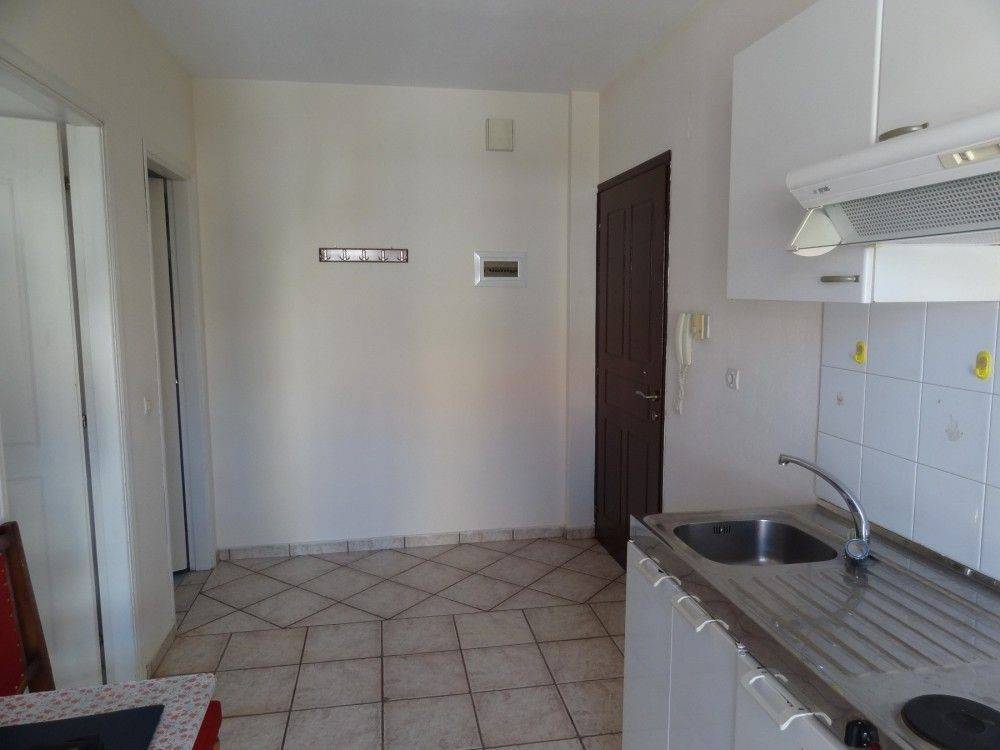 Ενοικιάζεται δίχωρη γκαρσονιέρα 30 τ.μ. 2ου ορόφου πλησίον της Αγίας Σοφίας στην Ανατολή Ιωαννίνων.