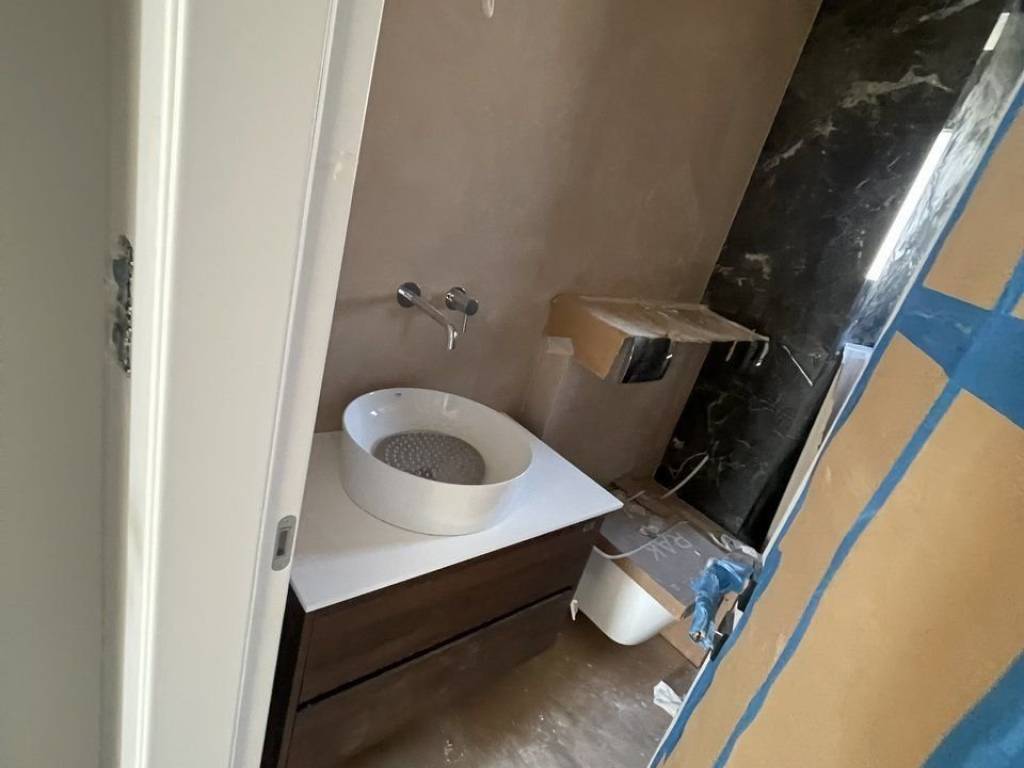 Forumland Real Estate, Μπάνιο