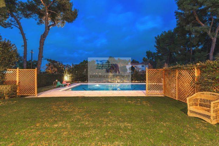 PRIVATE GARDEN - SWIMMING POOL